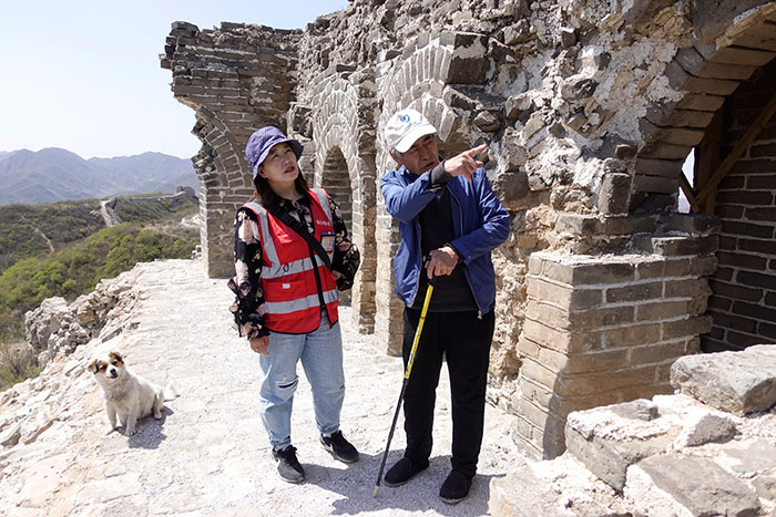 在明長城遺址上，梅景田給外甥女劉紅巖講述長城故事。