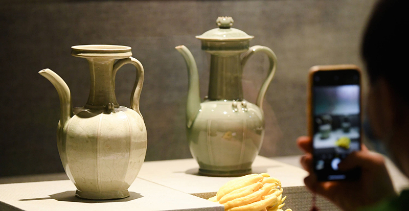 2021年9月14日，浙江省博物館，觀眾在拍攝北宋龍泉窯執(zhí)壺（左）和龍泉青瓷藝人劉杰制作的執(zhí)壺。