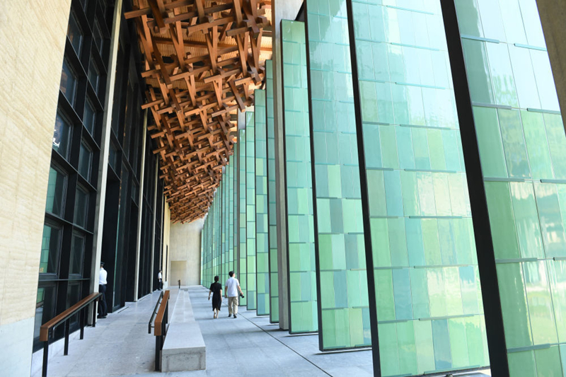 2022年7月23日，杭州國家版本館屋頂?shù)哪緲?gòu)和青瓷門扇相映成趣。