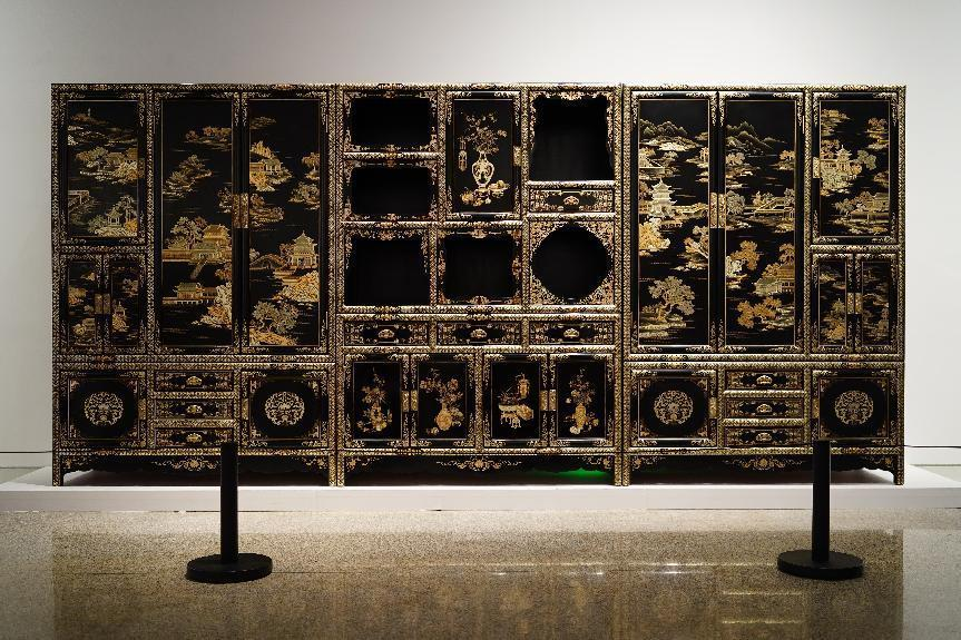 2023年7月9日，北京，中國(guó)工藝美術(shù)館·中國(guó)非物質(zhì)文化遺產(chǎn)館，“山西特色專(zhuān)業(yè)鎮(zhèn)平遙非遺雙寶中華行”展覽展出的推光漆器作品。