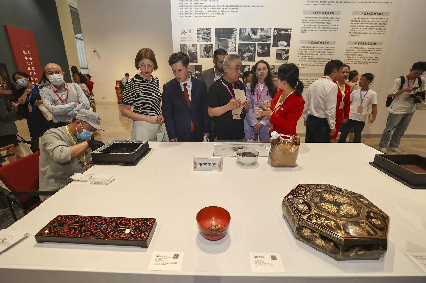 2023年5月28日，北京，推光漆器匠人為駐華使節(jié)展示技藝。