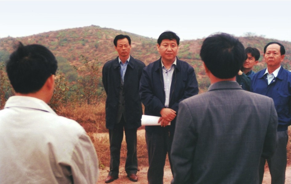 1999年11月，習(xí)近平在龍巖市長汀縣河田水土流失治理區(qū)調(diào)研。圖源：《習(xí)近平在福建（下）》