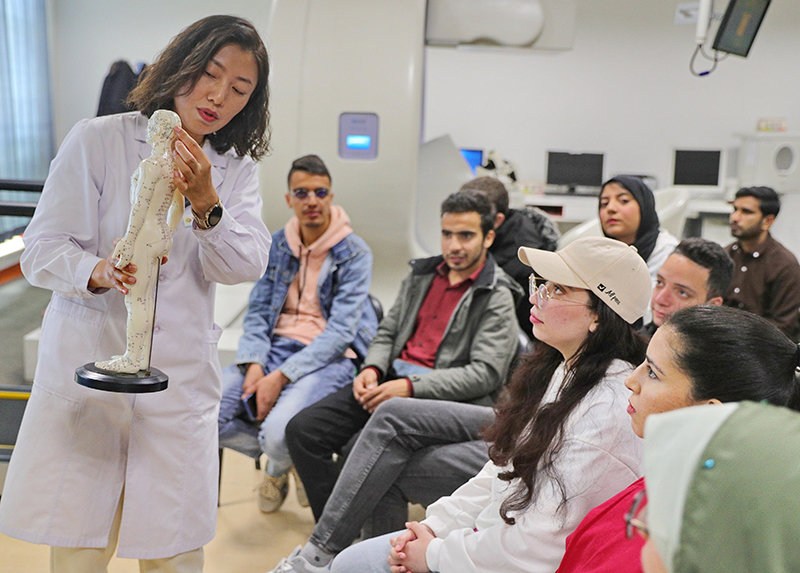 2023年4月19日，河北省秦皇島市中醫(yī)醫(yī)院醫(yī)務(wù)工作者為燕山大學(xué)外國留學(xué)生講解中醫(yī)經(jīng)絡(luò)知識。