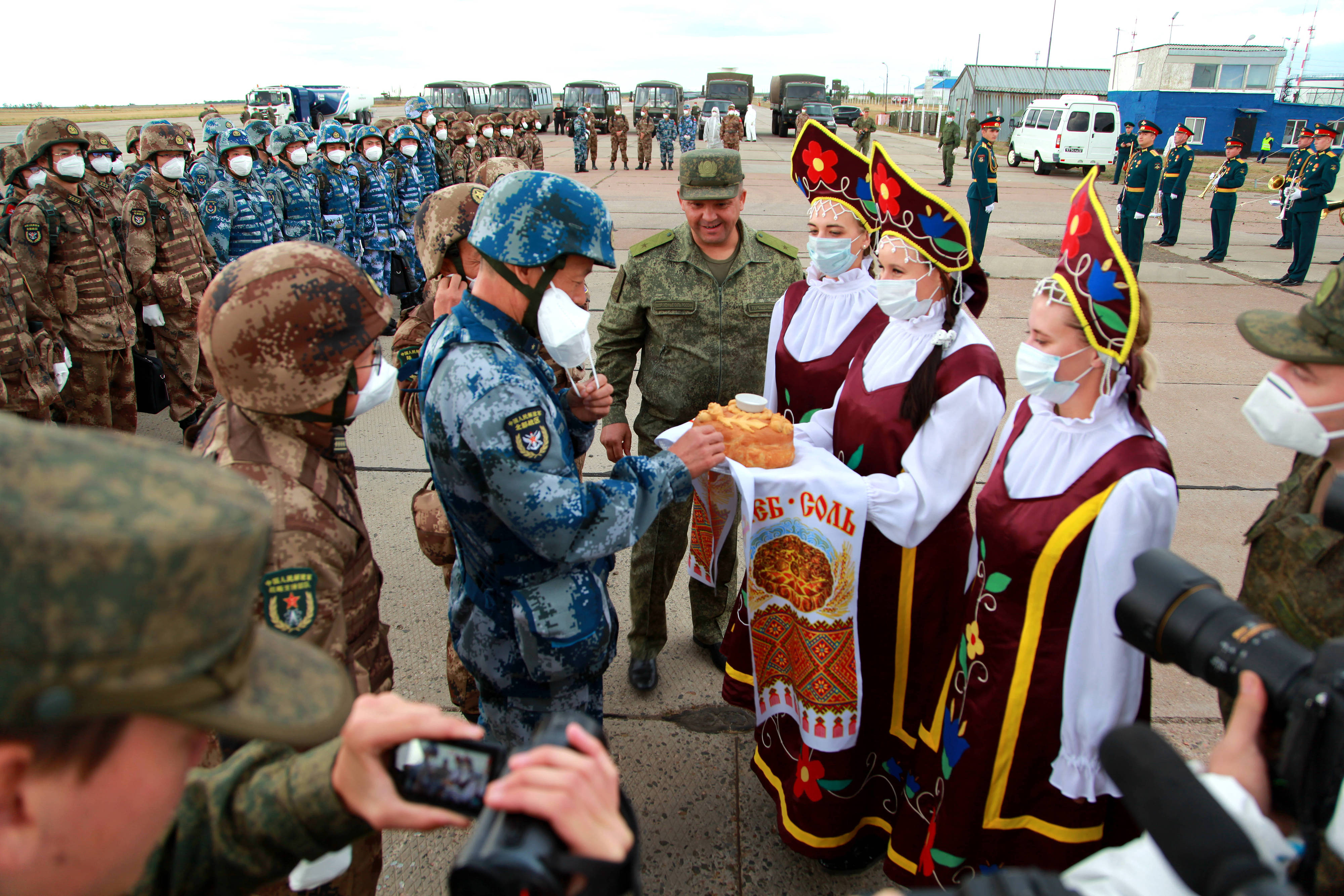 當(dāng)?shù)貢r(shí)間2021年9月10日，跨境參加“和平使命-2021”上海合作組織成員國(guó)聯(lián)合反恐軍演的中方部隊(duì)導(dǎo)演部抵達(dá)俄羅斯奧倫堡“東古茲”靶場(chǎng)演習(xí)地域。圖為俄方人員為中方人員舉行歡迎儀式。