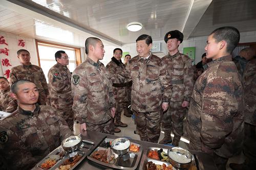 2014年1月26日中午，習(xí)近平來到連隊(duì)食堂，同戰(zhàn)士們一起用餐。新華社記者 李剛 攝