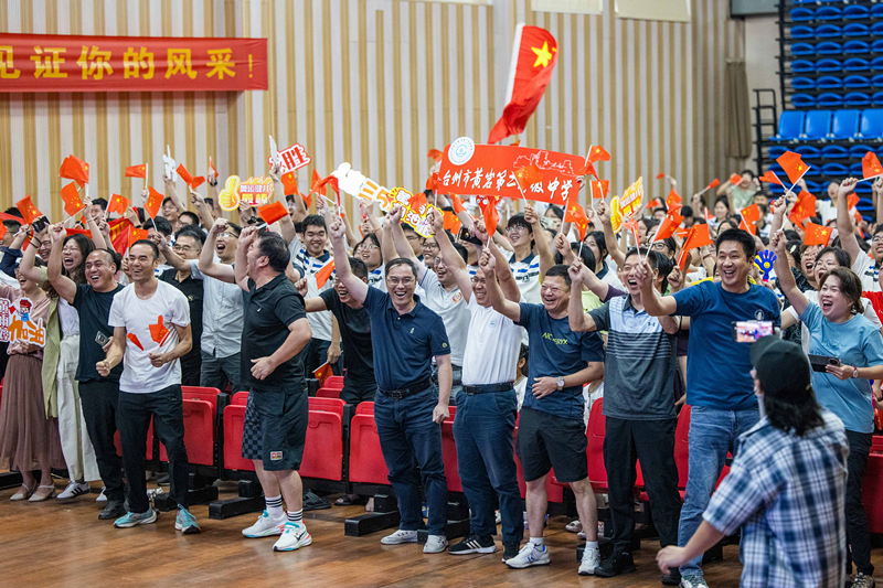 北京時(shí)間7月27日，2024年巴黎奧運(yùn)會(huì)首個(gè)比賽日，在射擊10米氣步槍混合團(tuán)體比賽中，中國(guó)選手黃雨婷/盛李豪獲得金牌。圖為黃雨婷的母校師生們通過收看奧運(yùn)直播的方式為她加油助威。