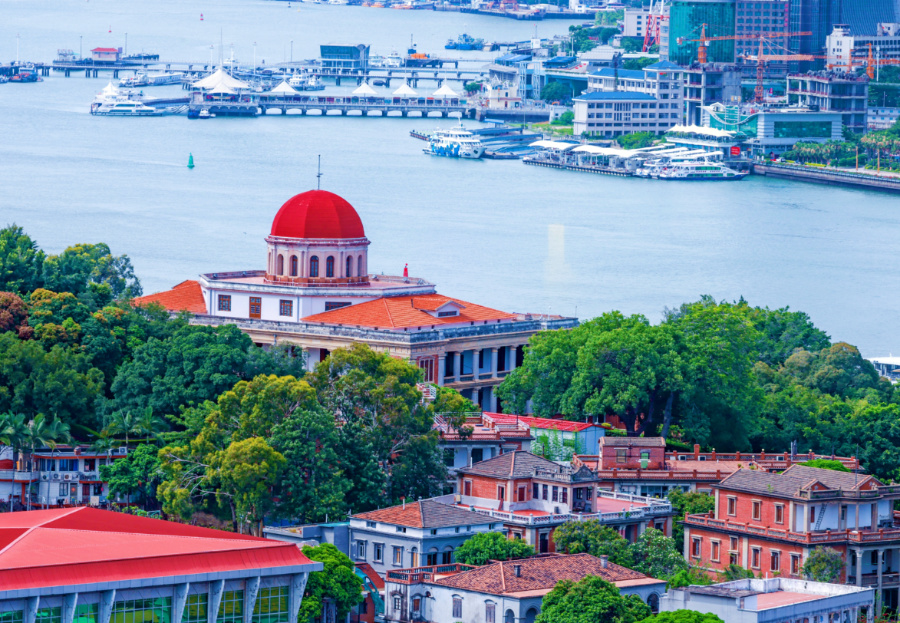 鼓浪嶼素有“萬(wàn)國(guó)建筑博物館”的美譽(yù)，八卦樓作為全國(guó)重點(diǎn)文物保護(hù)單位，是鼓浪嶼世界文化遺產(chǎn)核心要素之一。楊勁堅(jiān) 攝