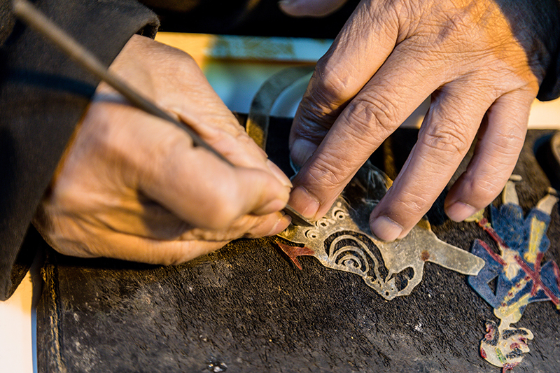 皮影非遺傳承人正在制作皮影。
