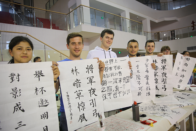 2017年6月5日，來自青島大學(xué)和中國石油大學(xué)（華東）的外國留學(xué)生在展示剛剛現(xiàn)場完成的書法作品。
