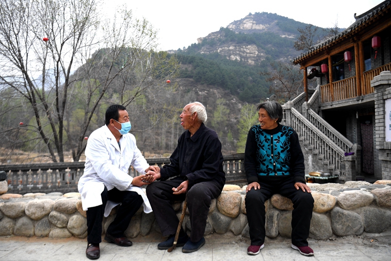 2020年4月15日，在河北阜平縣龍泉關鎮(zhèn)駱駝灣村，村醫(yī)霍建國為村民把脈。