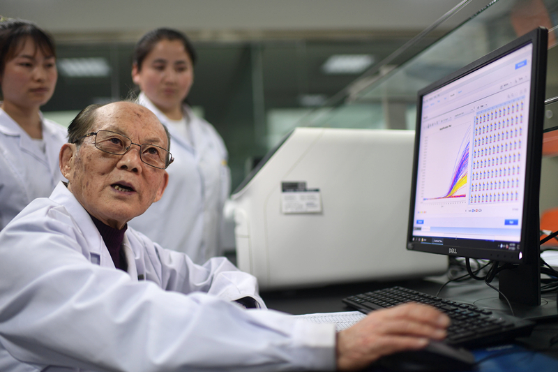 2021年6月17日，吳天一（前）在青海西寧的實驗室內(nèi)和學生討論。