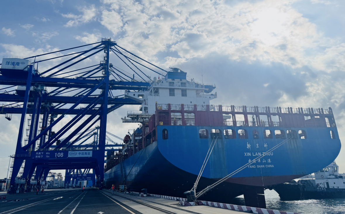 外貿(mào)貨輪“新蘭州”號將從海南洋浦港駛往中東。人民網(wǎng)記者 毛雷攝