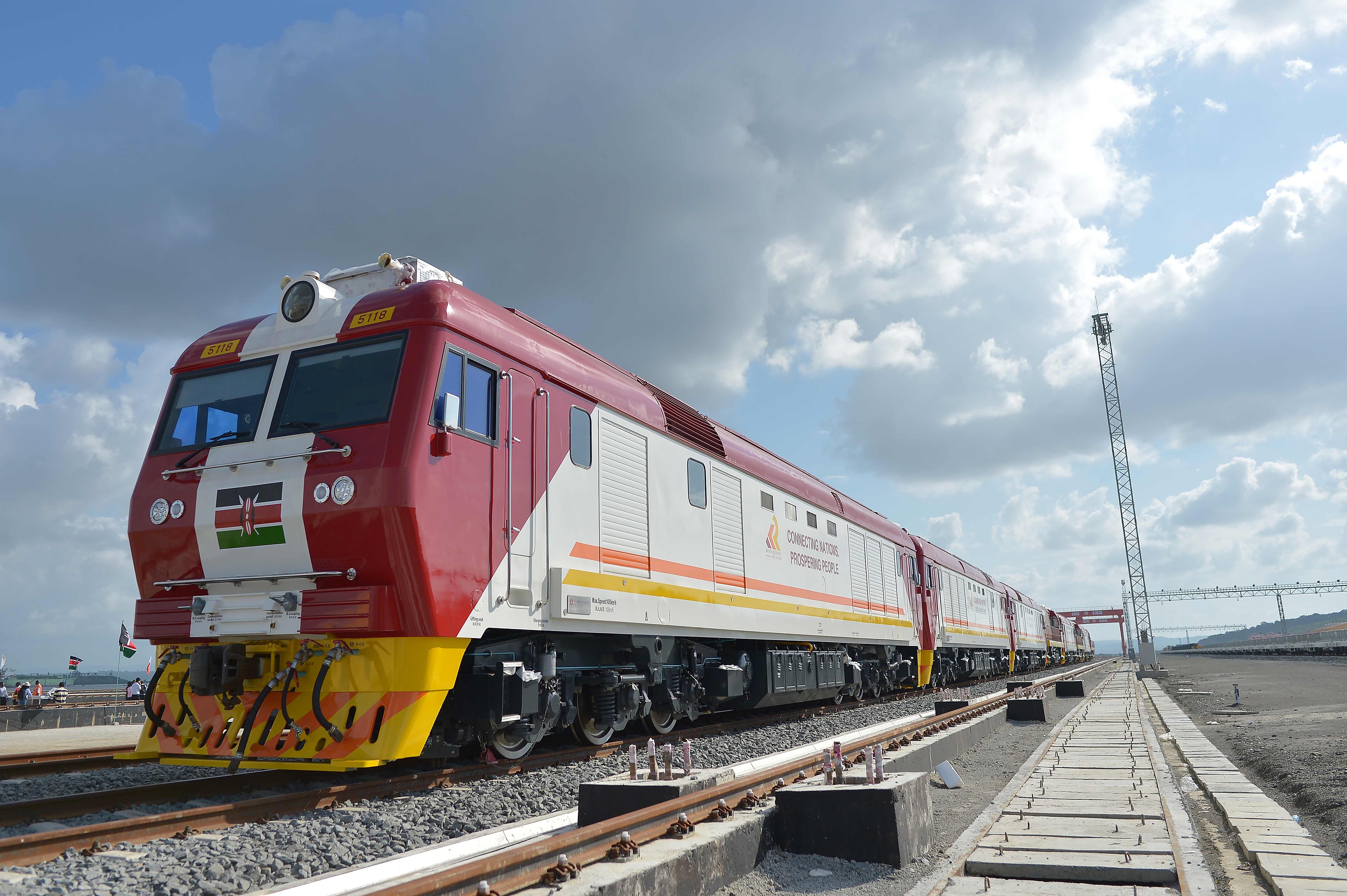 當(dāng)?shù)貢r間2017年5月30日，肯尼亞蒙巴薩，連接肯尼亞港口城市蒙巴薩和首都內(nèi)羅畢的蒙內(nèi)鐵路正式竣工通車。