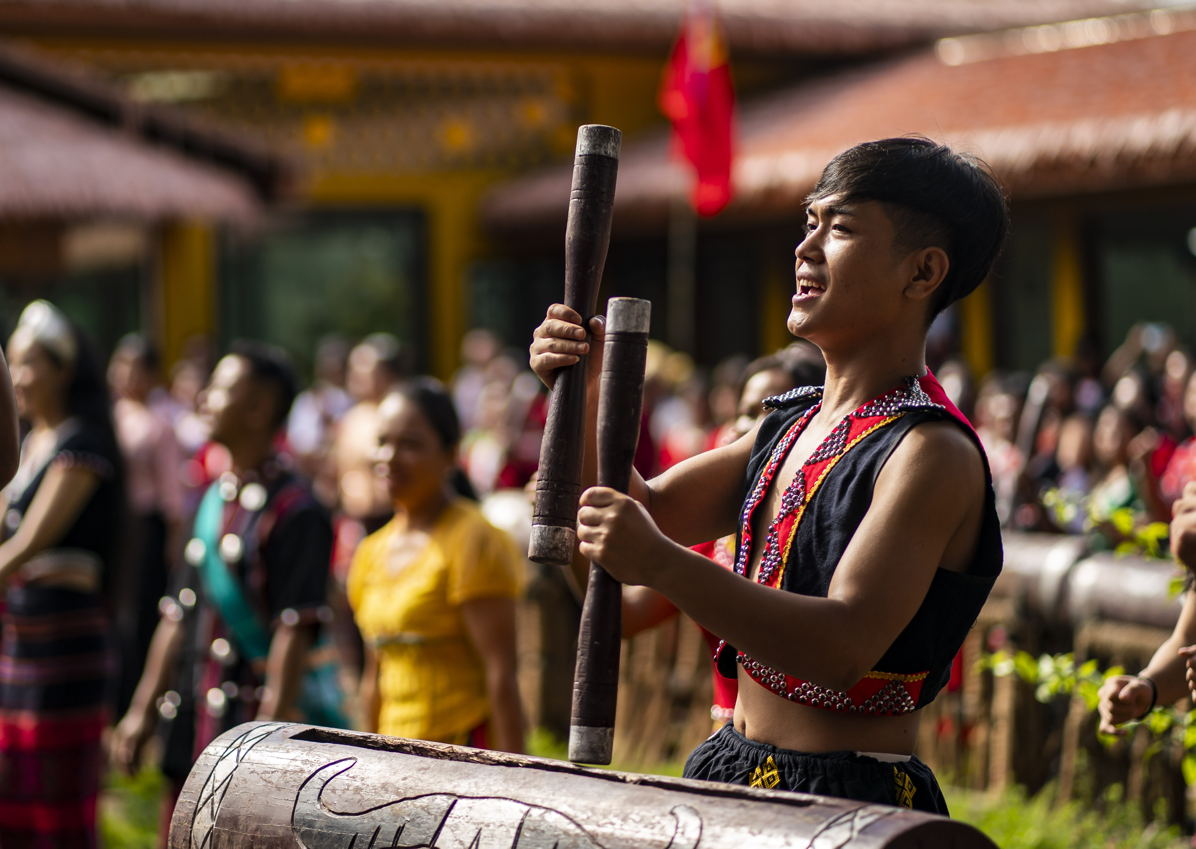 云南省滄源縣班洪鄉(xiāng)班洪村的佤族群眾唱響《阿佤人民唱新歌》（2021年8月20日攝）。