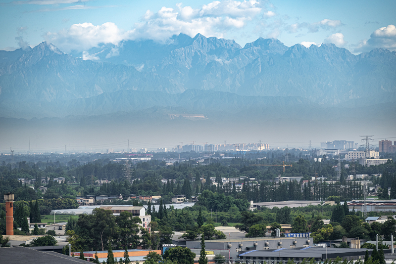 2024年7月1日，成都天氣晴好，遠(yuǎn)處雪山清晰可見(jiàn)。