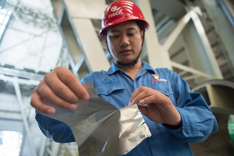 2018年8月8日，山西省太原市，太鋼精密帶鋼公司工作人員用手撕開不銹鋼。