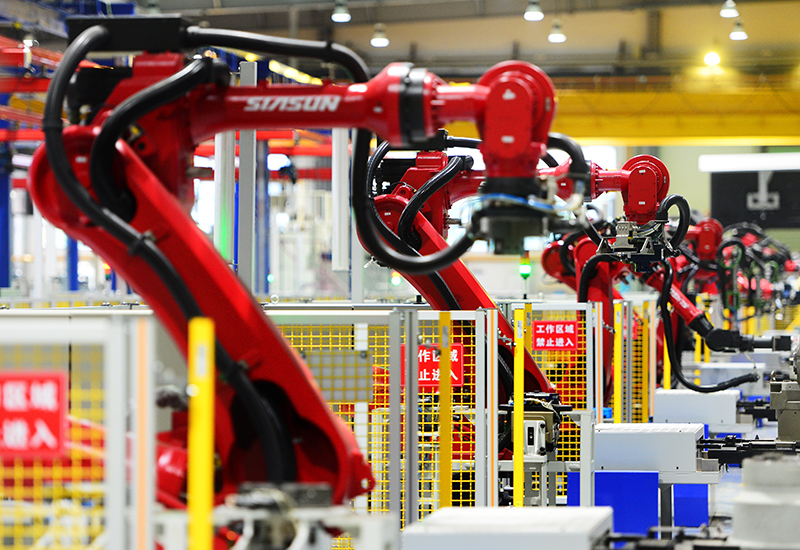 2019年11月22日，沈陽，一家數字化智能工廠內，名為SR210的機器人正在自主地抓取各種零部件，快速組裝稍小的工業(yè)機器人。