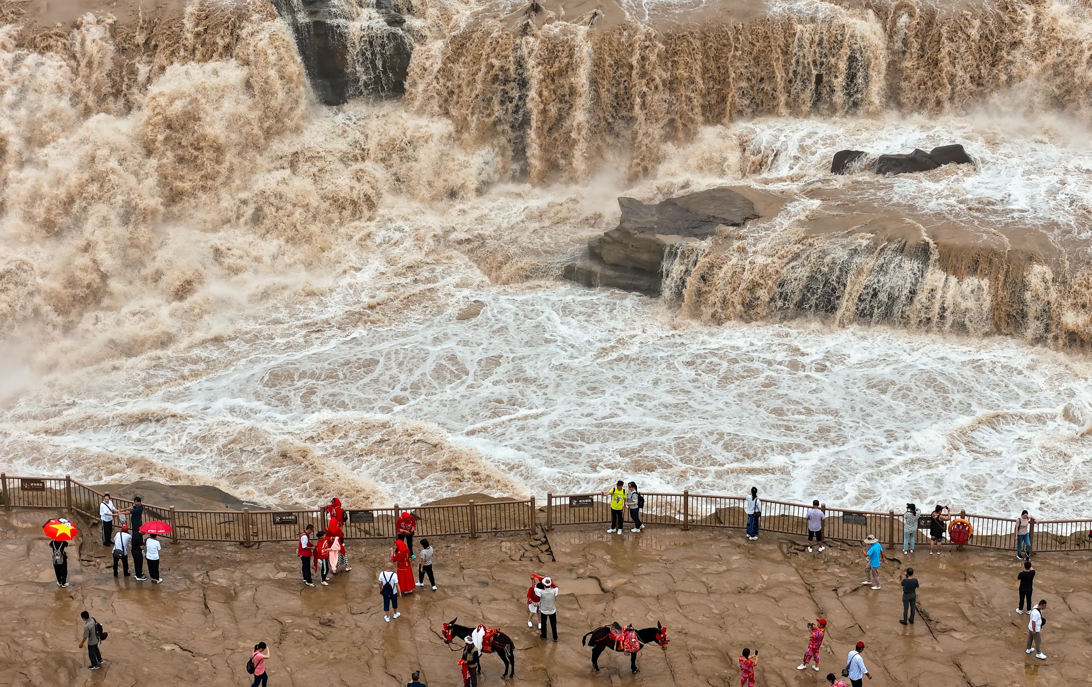 △2024年9月，游客在黃河壺口瀑布景區(qū)游覽。