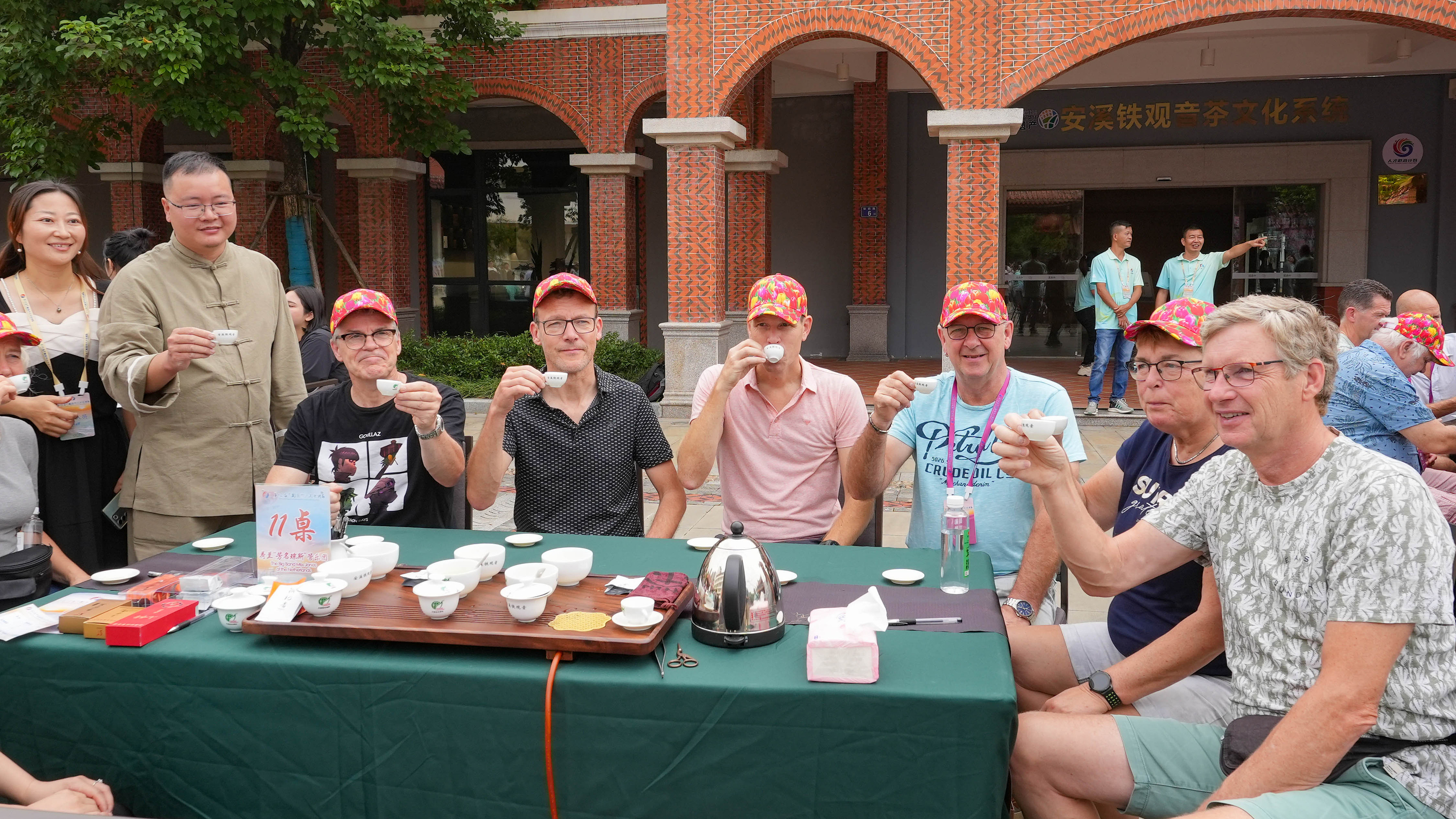 △2023年10月4日，福建泉州，外國(guó)人品中國(guó)茶。