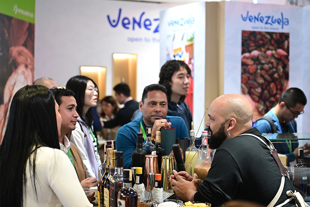 2023年11月9日，上海，觀眾在進博會委內(nèi)瑞拉館參觀、交流、洽談。