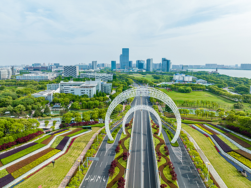 圖為蘇州工業(yè)園區(qū)星湖街鋼結(jié)構(gòu)雕塑。