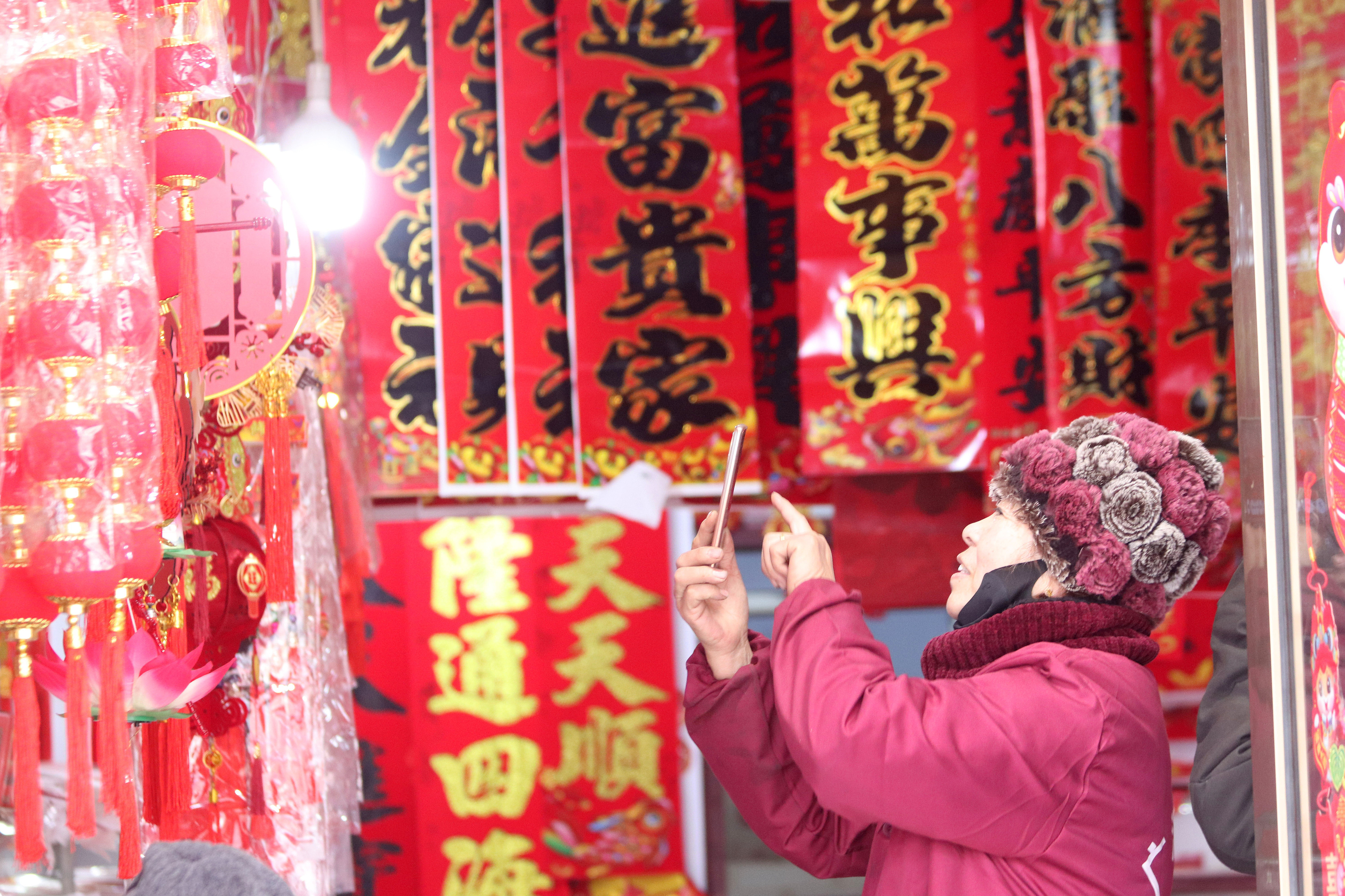 2025年1月5日，在山東省高密市夏莊鎮(zhèn)東李家村，商戶使用手機(jī)推銷新春飾品。