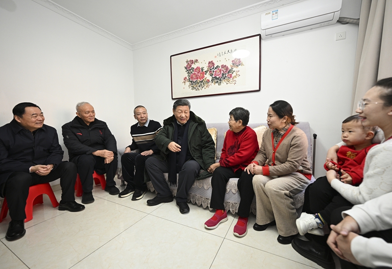 2025年1月23日上午，習近平總書記在遼寧沈陽大東區(qū)長安街道長安小區(qū)考察時，走進居民郎素蘭家中看望。