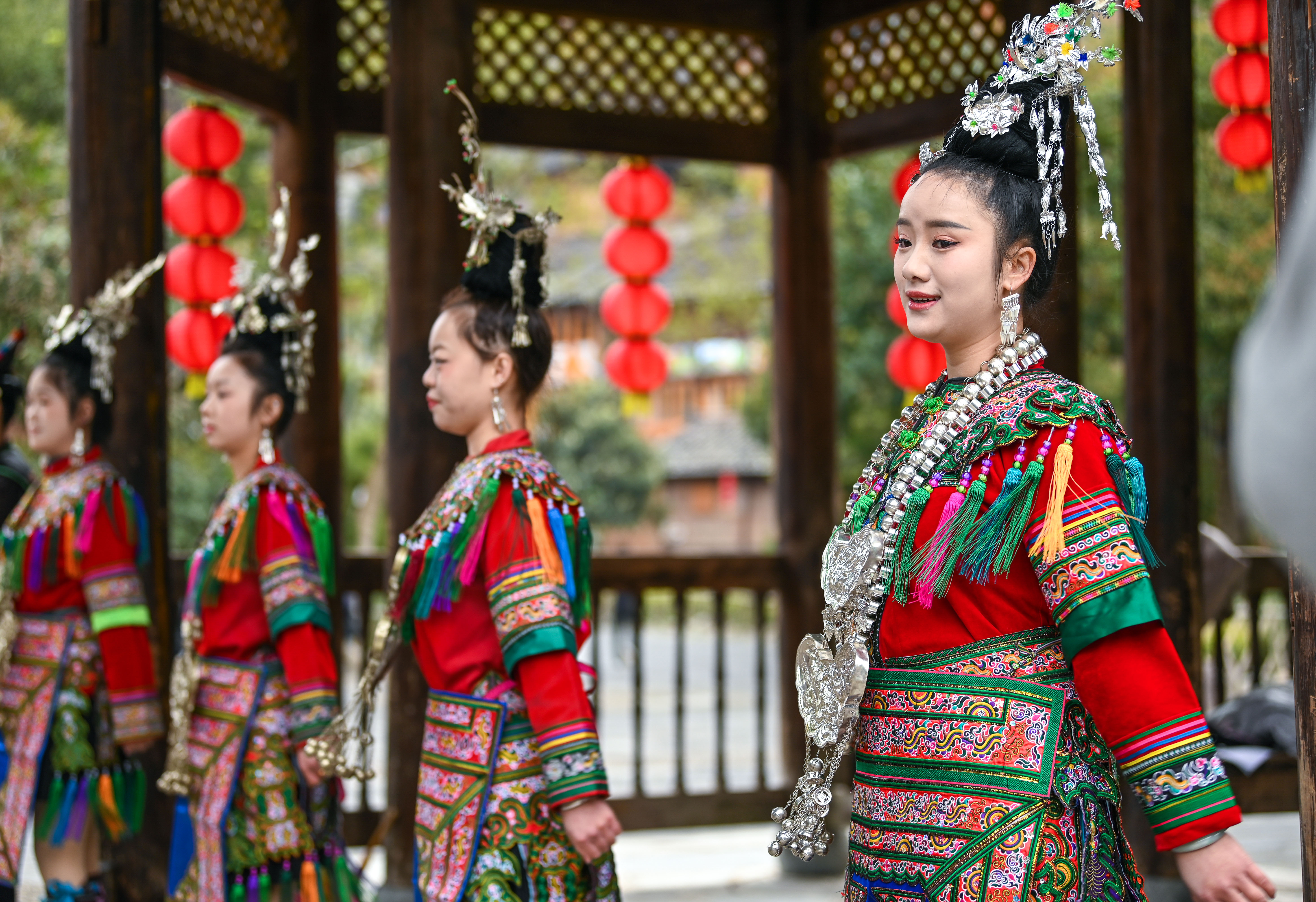  2025年3月18日，侗族群眾在貴州省黎平縣肇興侗寨給游客演唱侗族大歌。