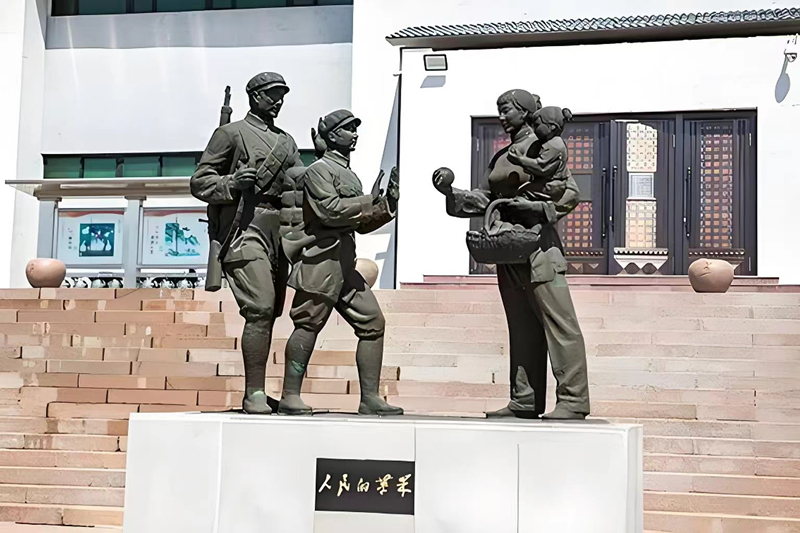 錦州蘋果廉政文化展覽館前的《人民的蘋果》主題雕塑。（由遼沈戰(zhàn)役紀(jì)念館供圖）