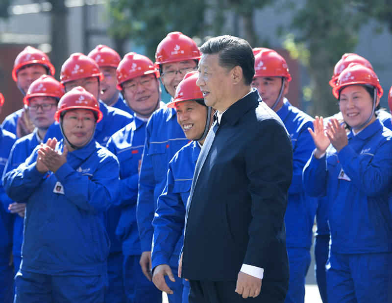 2018年9月26日，在中國一重集團(tuán)，習(xí)近平總書記走到工人中間，同大家親切交流。