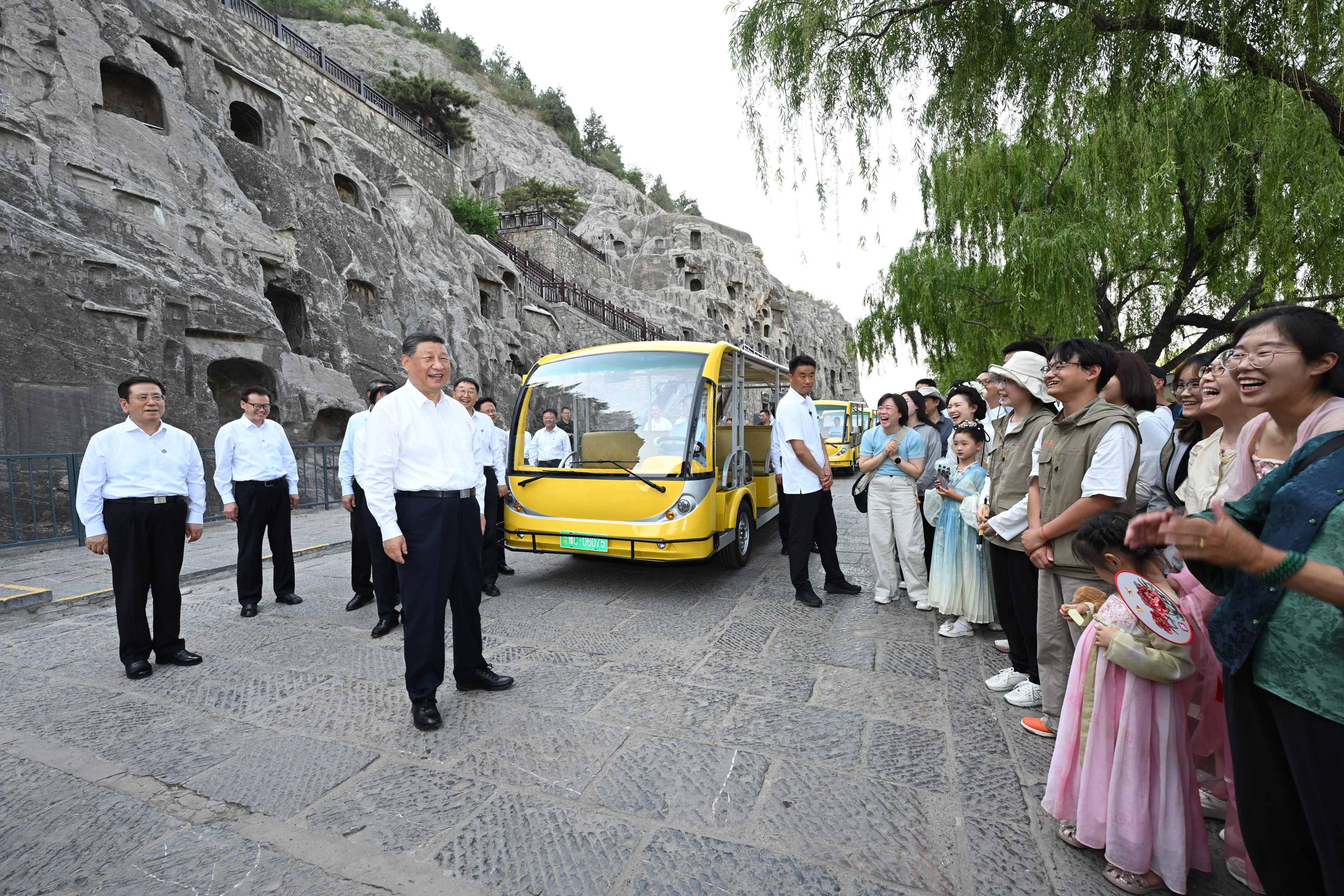 5月19日至20日，中共中央總書記、國家主席、中央軍委主席習近平在河南考察。這是19日下午，習近平在洛陽龍門石窟考察時，同游客親切交流。新華社記者 謝環(huán)馳 攝