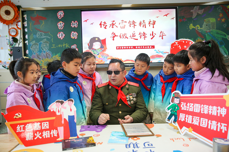 2025年3月3日，江蘇南通如皋市安定小學(xué)里，傷殘軍人許波銀在思政小課堂上向?qū)W生講述雷鋒故事。