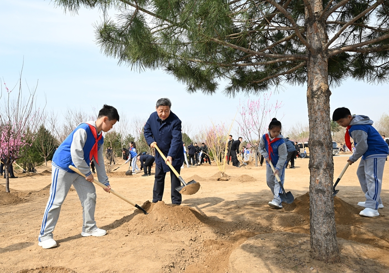 2025年4月3日，習近平總書記來到北京豐臺區(qū)永定河畔參加首都義務植樹活動。