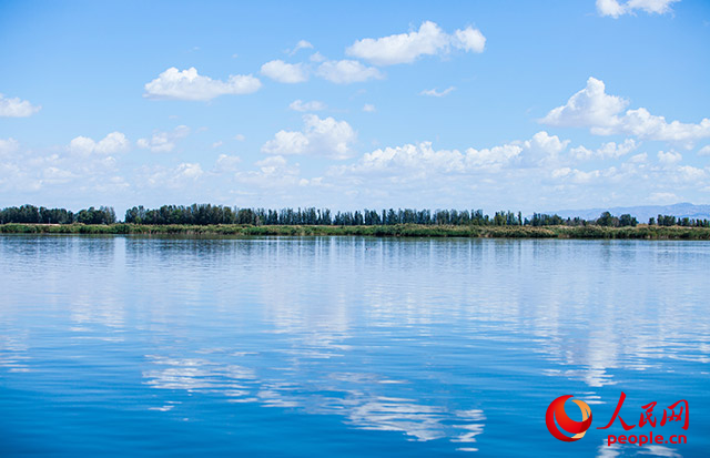 烏梁素海風景秀美。人民網(wǎng) 孟佳澍攝