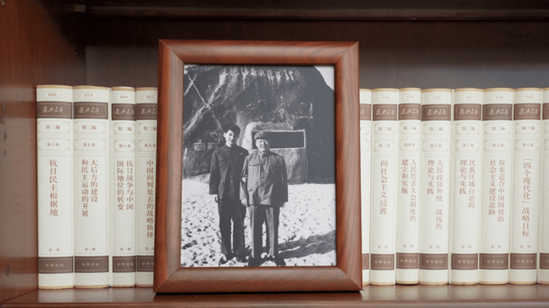 2022年12月31日，習(xí)近平辦公室的書(shū)架上擺放著他和父親的合影。