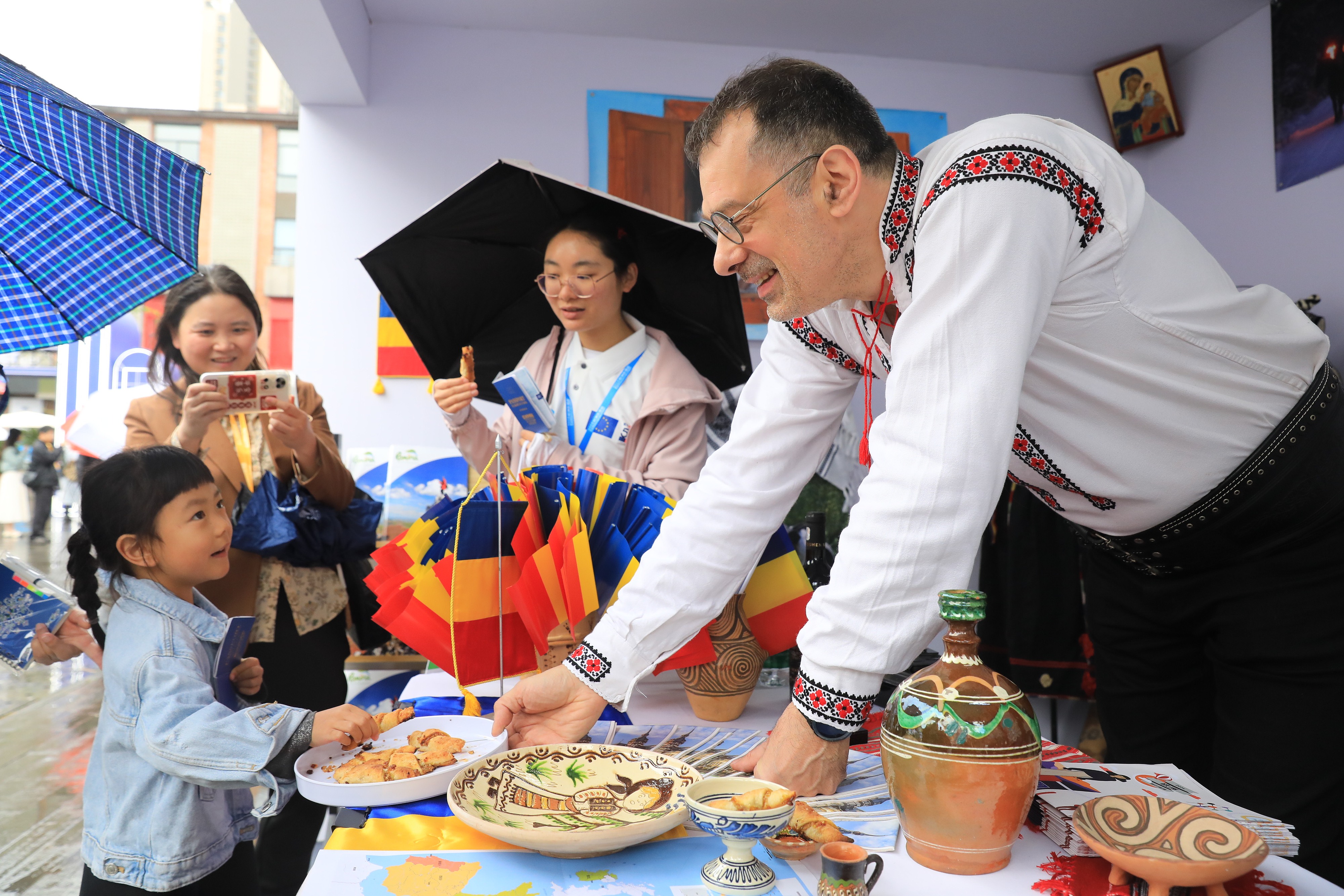 2025年4月12日，四川省成都市“2025成都·歐洲文化季”活動融匯藝術、音樂、美食與互動體驗，為民眾打造了一場“沉浸式”文化嘉年華。