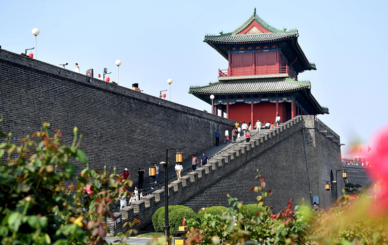 2024年9月16日，游客在河北省石家莊市正定古城游玩。