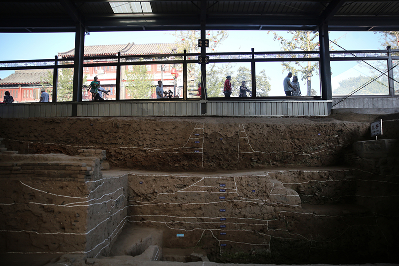 2019年9月7日，人們透過(guò)玻璃幕墻看開(kāi)元寺南廣場(chǎng)遺址考古現(xiàn)場(chǎng)。