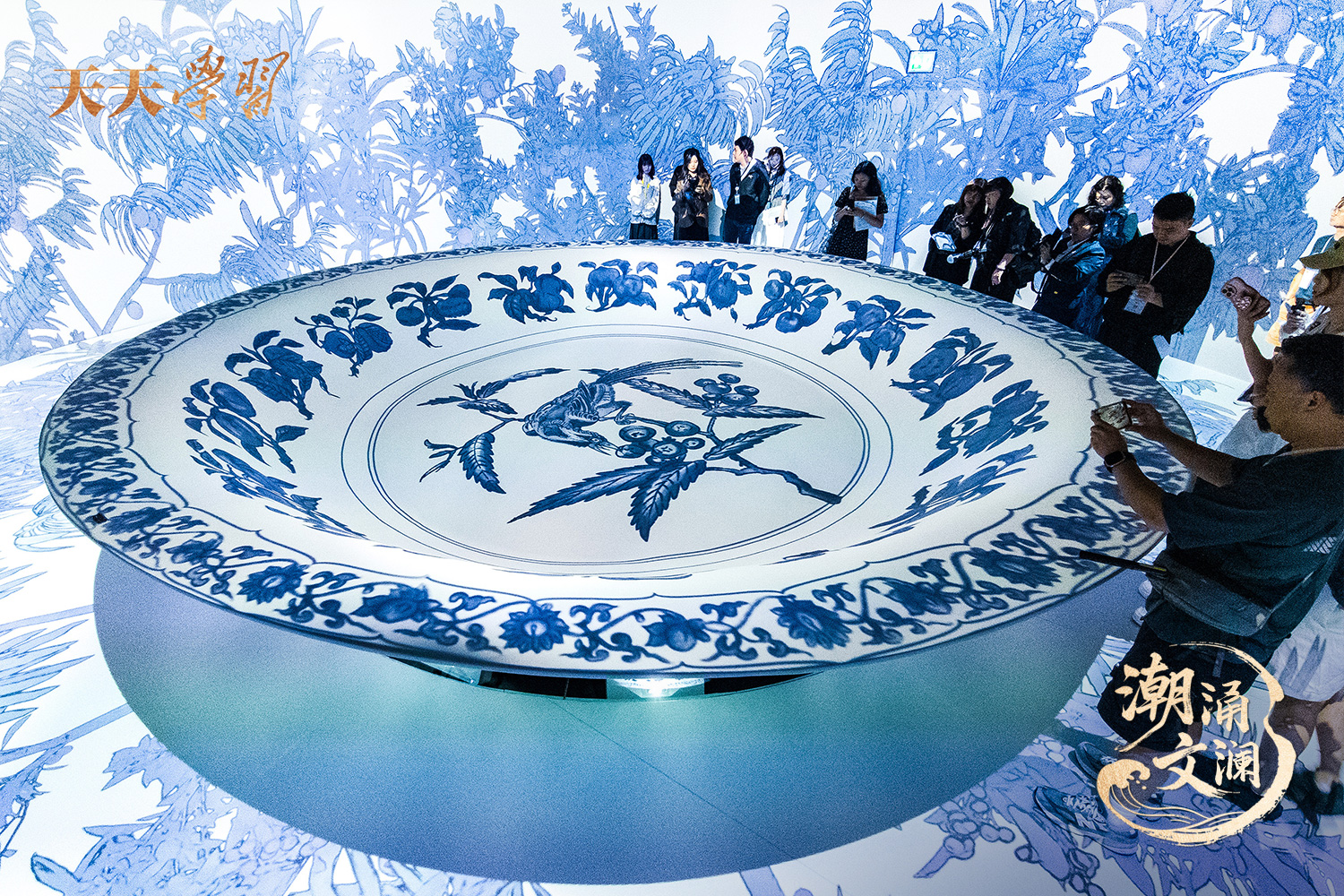 2025年5月13日，“‘紋’以載道——故宮博物院沉浸式數(shù)字體驗展”亮相香港故宮文化博物館。