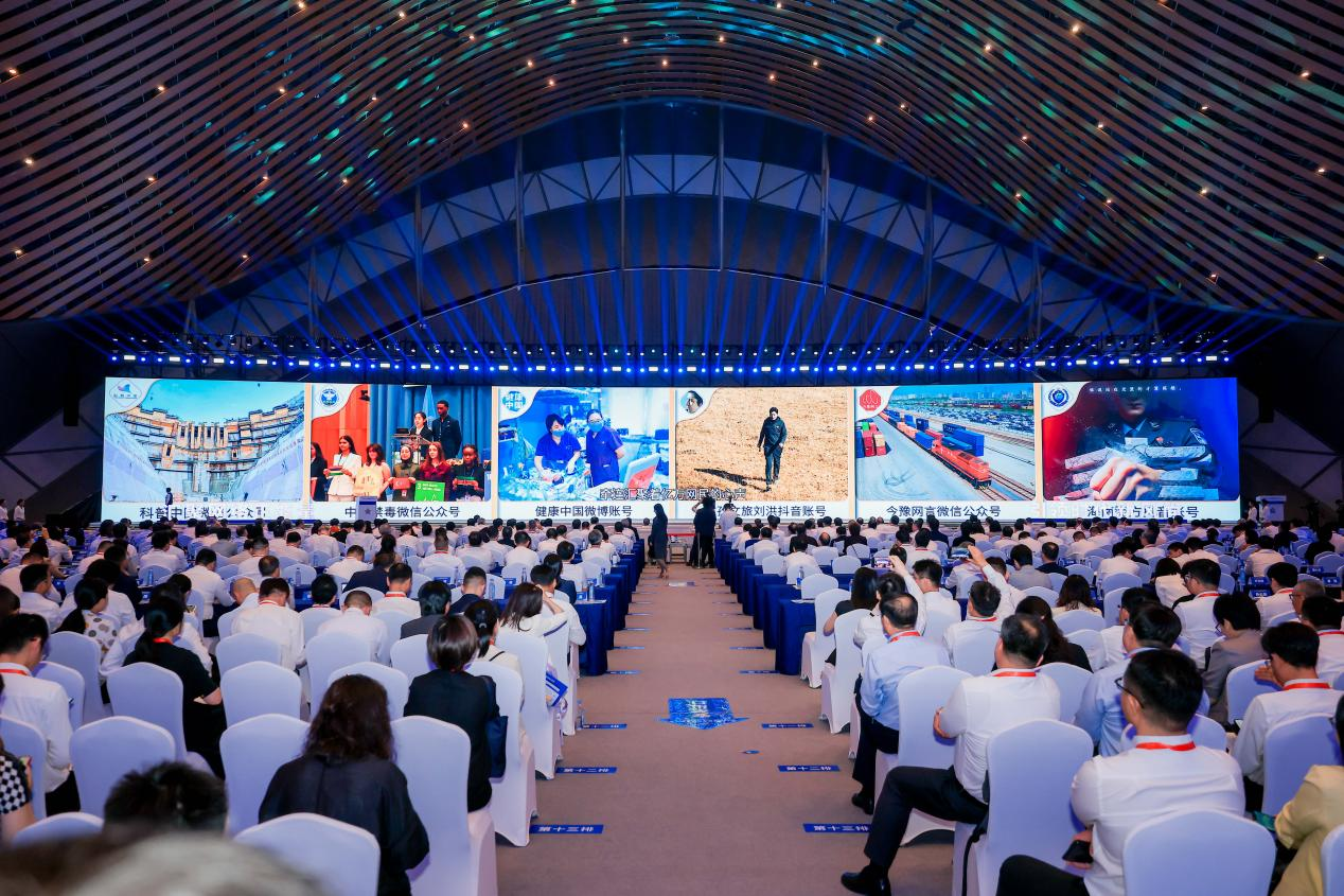 2025年中國網(wǎng)絡文明大會《走好網(wǎng)上群眾路線百個成績突出賬號推選活動成果》發(fā)布現(xiàn)場。