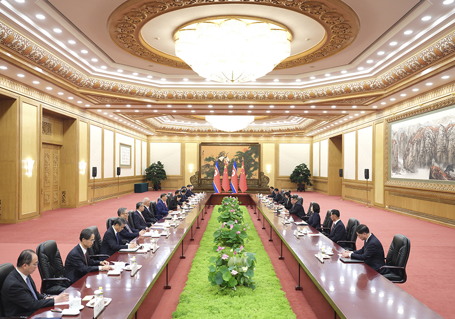 9月4日晚，中共中央總書記、國家主席習(xí)近平在北京人民大會堂同來華出席紀(jì)念中國人民抗日戰(zhàn)爭暨世界反法西斯戰(zhàn)爭勝利80周年活動的朝鮮勞動黨總書記、國務(wù)委員長金正恩舉行會談。