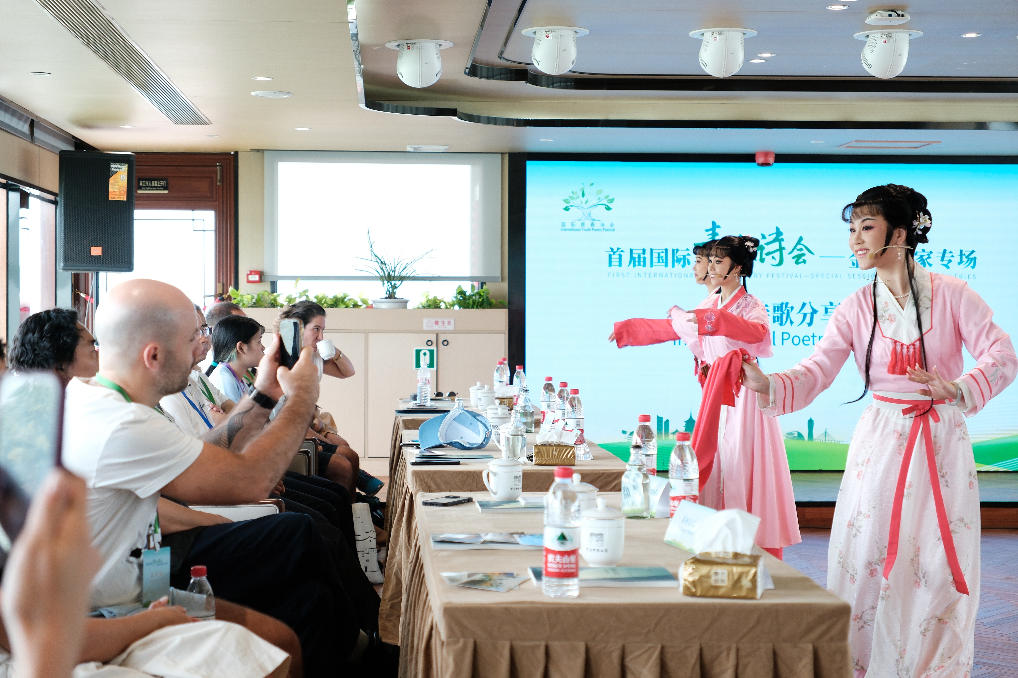 2024年7月21日，浙江杭州，金磚國(guó)家外國(guó)友人欣賞越劇《富陽(yáng)新曲》。