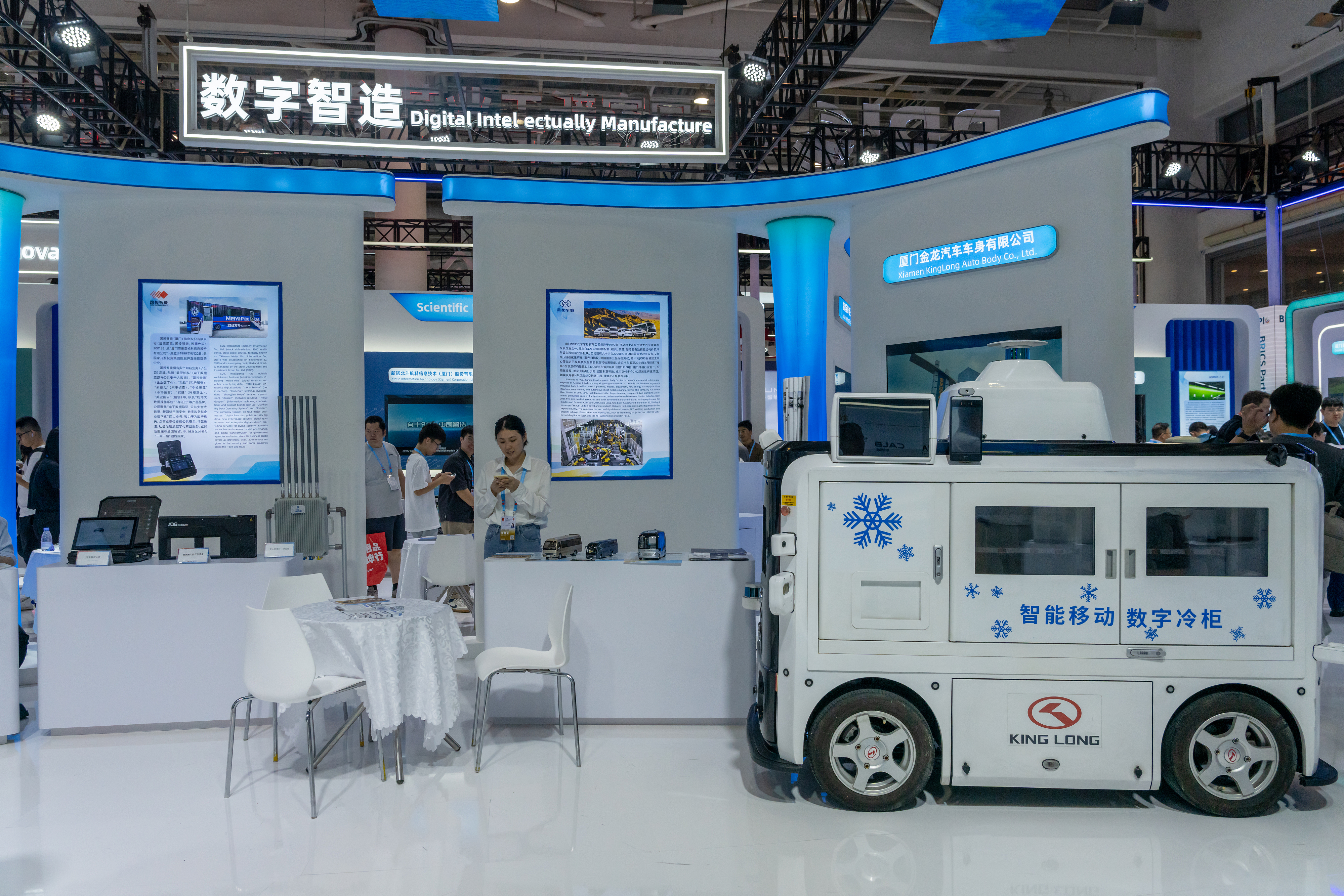 2024年9月9日，福建廈門(mén)，觀眾在金磚國(guó)家新工業(yè)革命伙伴關(guān)系創(chuàng)新基地展位參觀、洽談。