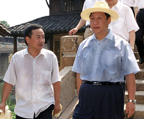 2005年8月3日，習(xí)近平在浙江嘉興桐鄉(xiāng)市烏鎮(zhèn)調(diào)研古鎮(zhèn)保護(hù)工作。資料圖片