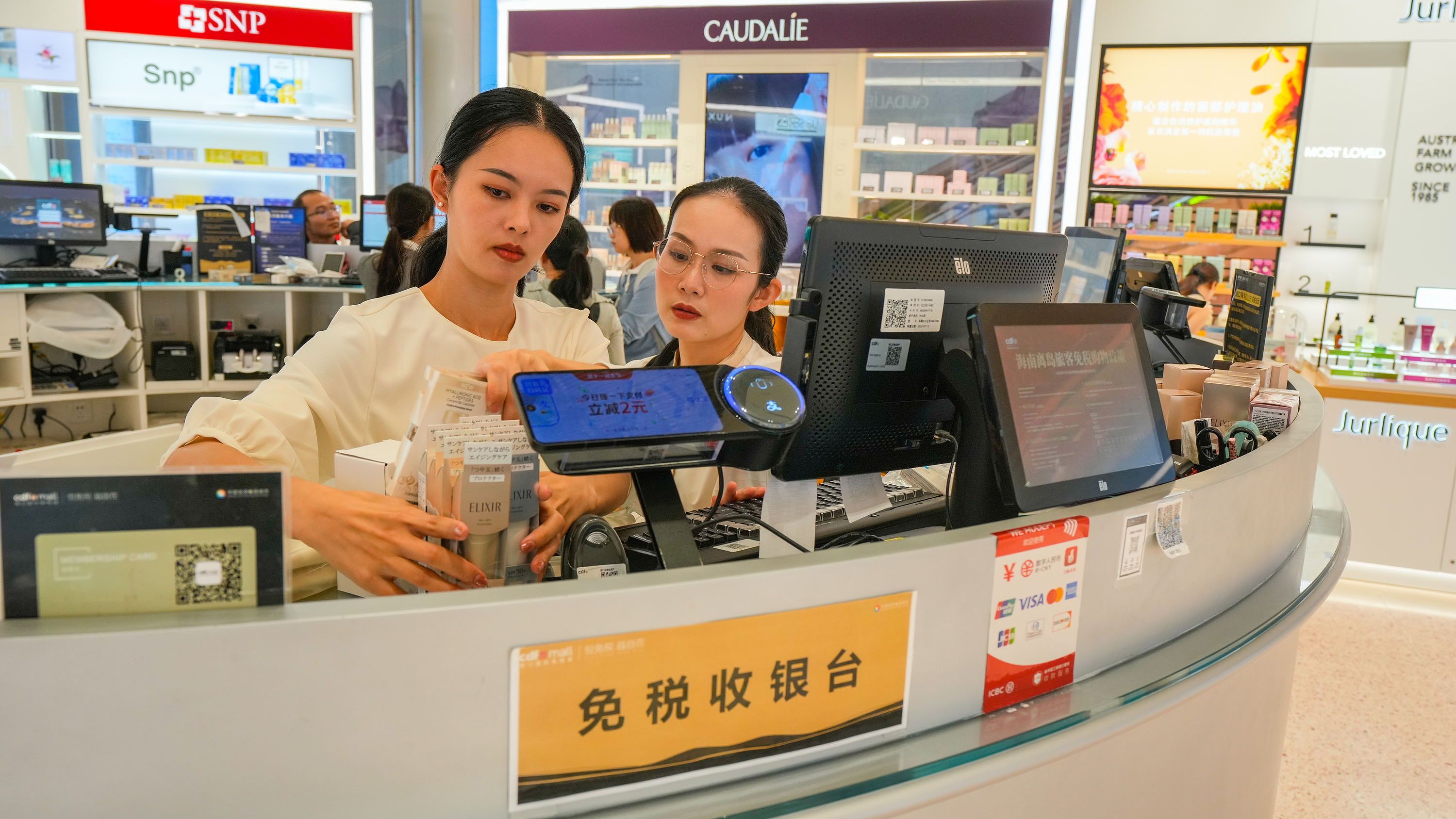 2025年11月1日，海口，cdf海口國際免稅城內(nèi)人頭攢動，眾多旅客在選購免稅商品。