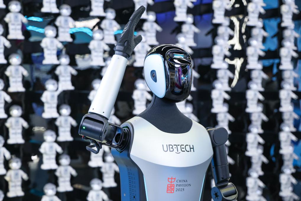 △ 2025年4月23日，在深圳優(yōu)必選科技展廳內(nèi)，商用版人形機(jī)器人Walker C向觀眾揮手致意。