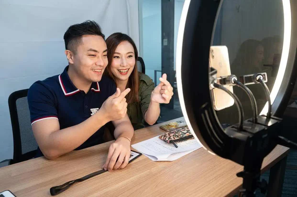 △ 一對(duì)在廣州創(chuàng)業(yè)的“港夫廣妻” 。