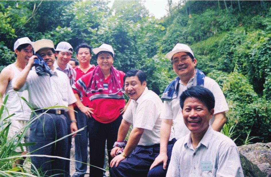 1999年6月，習(xí)近平在福州森林公園參加紀(jì)念毛主席“發(fā)展體育運(yùn)動(dòng)，增強(qiáng)人民體質(zhì)”題詞47周年登山健身活動(dòng)。（圖片來源：《習(xí)近平在福建（下冊(cè)）》