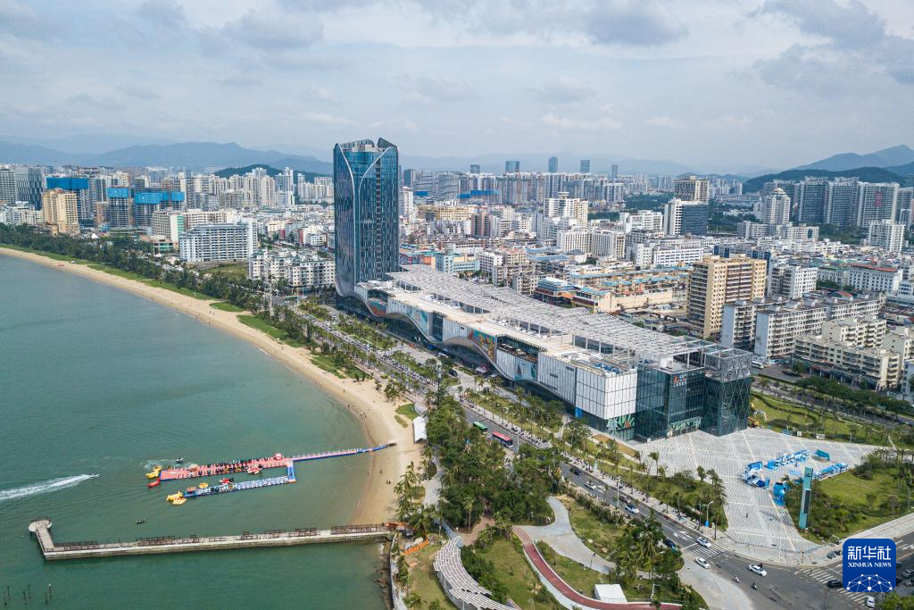 海南自貿(mào)港重點(diǎn)園區(qū)——三亞中央商務(wù)區(qū)（無人機(jī)照片，11月1日攝）。新華社記者 蒲曉旭攝