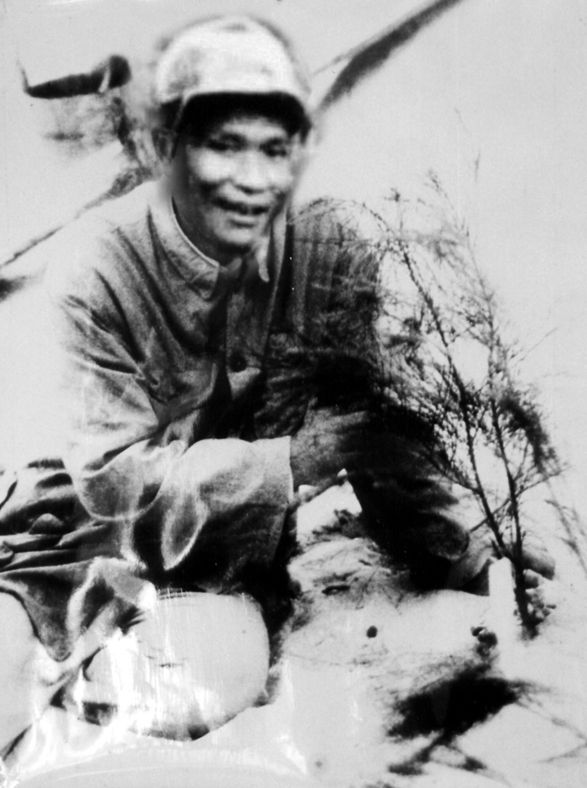 谷文昌與試種成活的木麻黃（資料照片）。